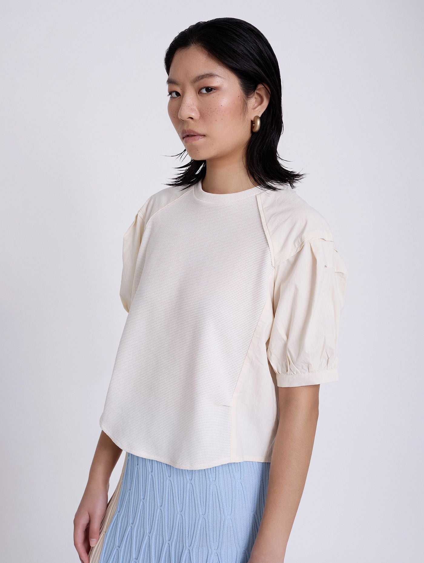 A cute little textured top from SKATIE. A waffle style fabric back and front with a simple cotton puff sleeve and side panels. The fit is neat.