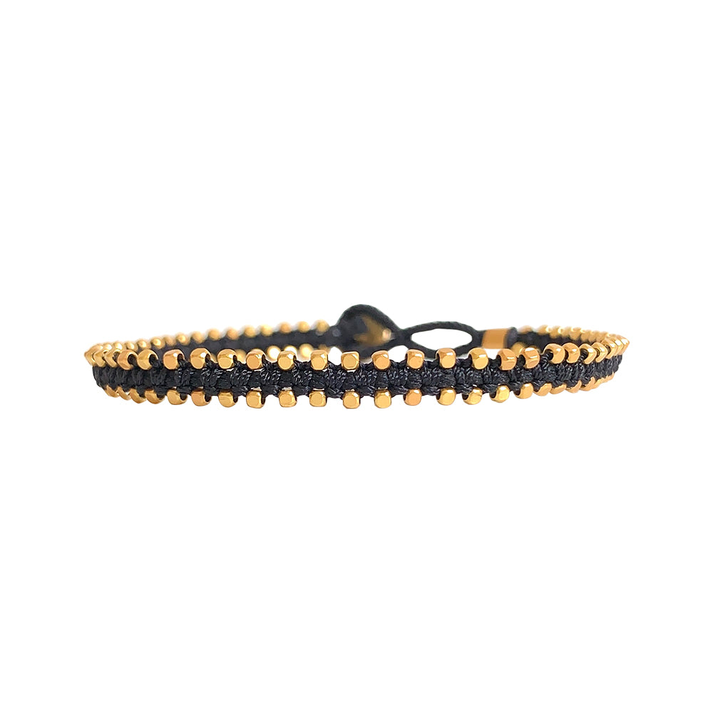 This woven macrame bracelet from IBU is one of our favourites this season! The combination with the gold plated beads gives it a design that can be worn everyday. Treat yourself with this Jill Amy bracelet, handmade with love in Bali.