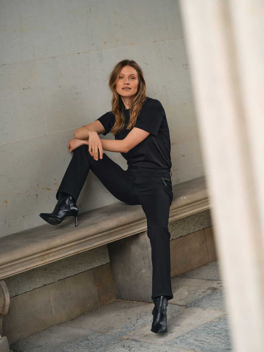 Crafted from a soft blend of viscose, cotton, and lyocell, these high-rise jeans from Scandi brand MOS MOSH offer a comfortable regular fit with a smooth finish. The design features low-placed pockets on the hips for a laid-back touch, complemented by a cool zipper detail at the left pocket. Style them with a feminine boho blouse for an effortlessly chic look.