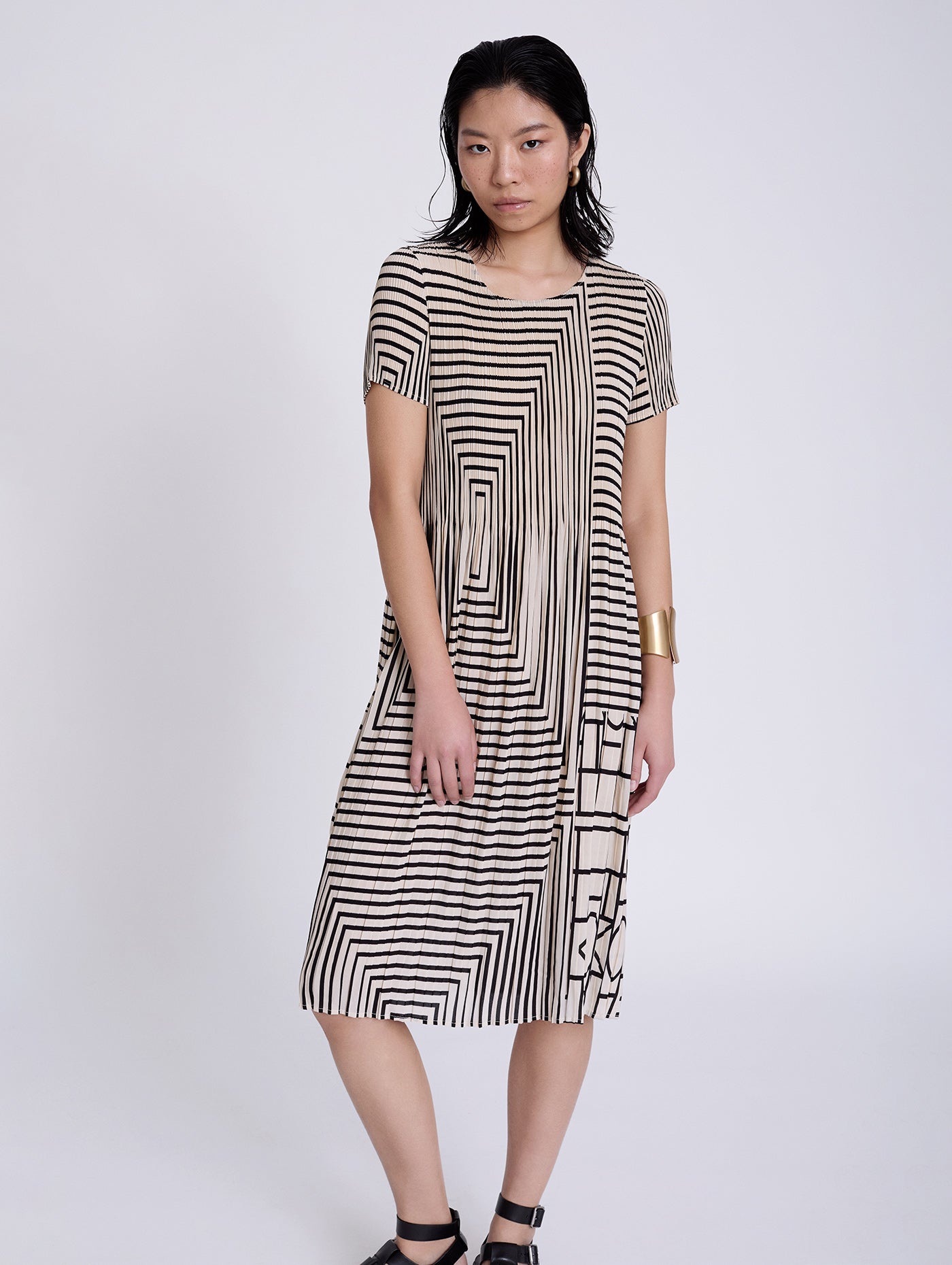 This fabulous one size piece from SKATIE is a stunner. A concertina style fabric that fits beautifully on different sizes. A monochrome piece simply shaped for minimum fuss. A simple pull on dress with a round neck and short sleeves. The super soft fabric sculps the figure.