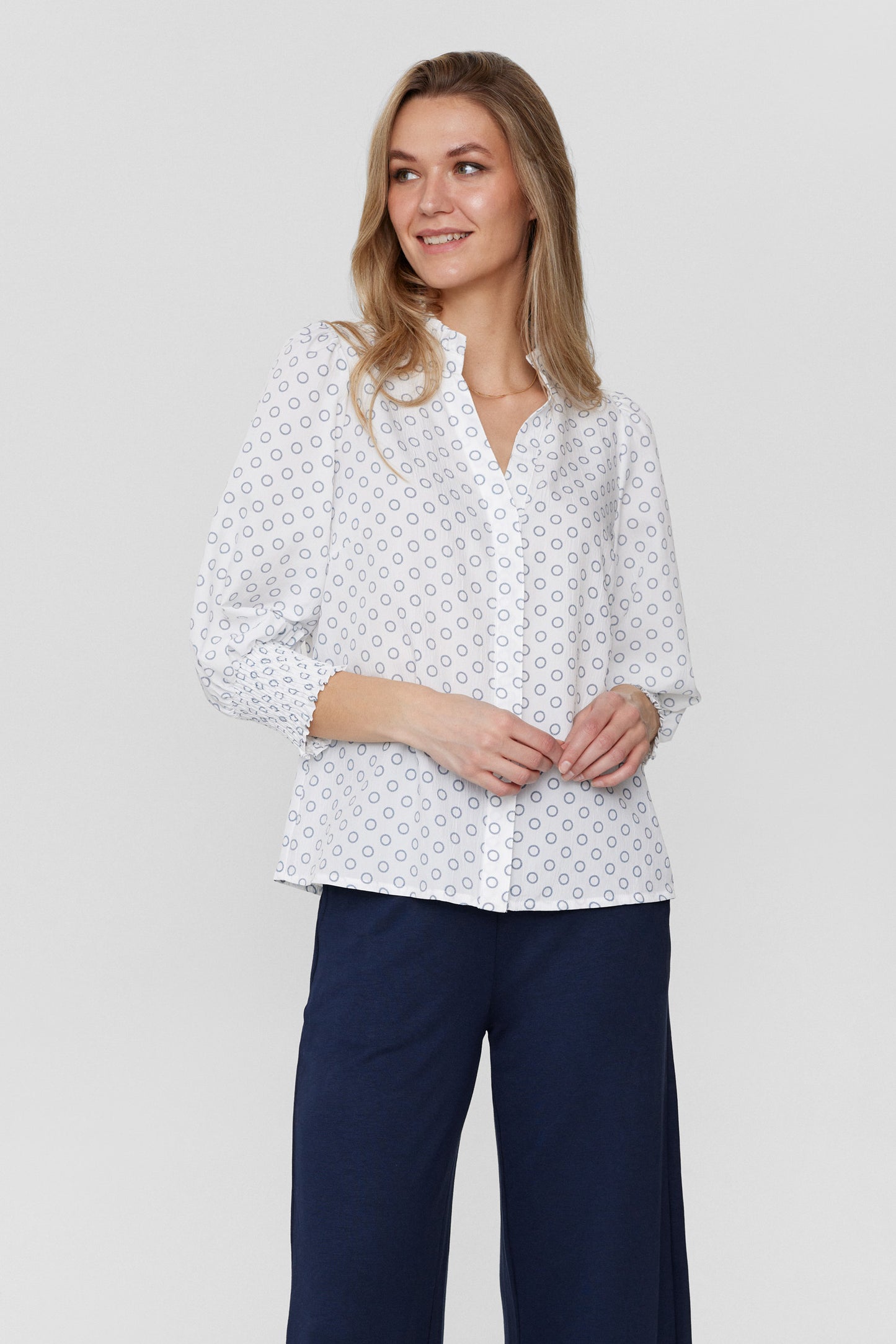 The beautiful NUAvas shirt by Scandi brand Numph is a pretty addition to any capsule wardrobe for Spring, with a stylish notch neck and frilled trim around the collar it oozes that cool chic look. The long sleeves have a shirred cuff which finishes mid length on the arm.