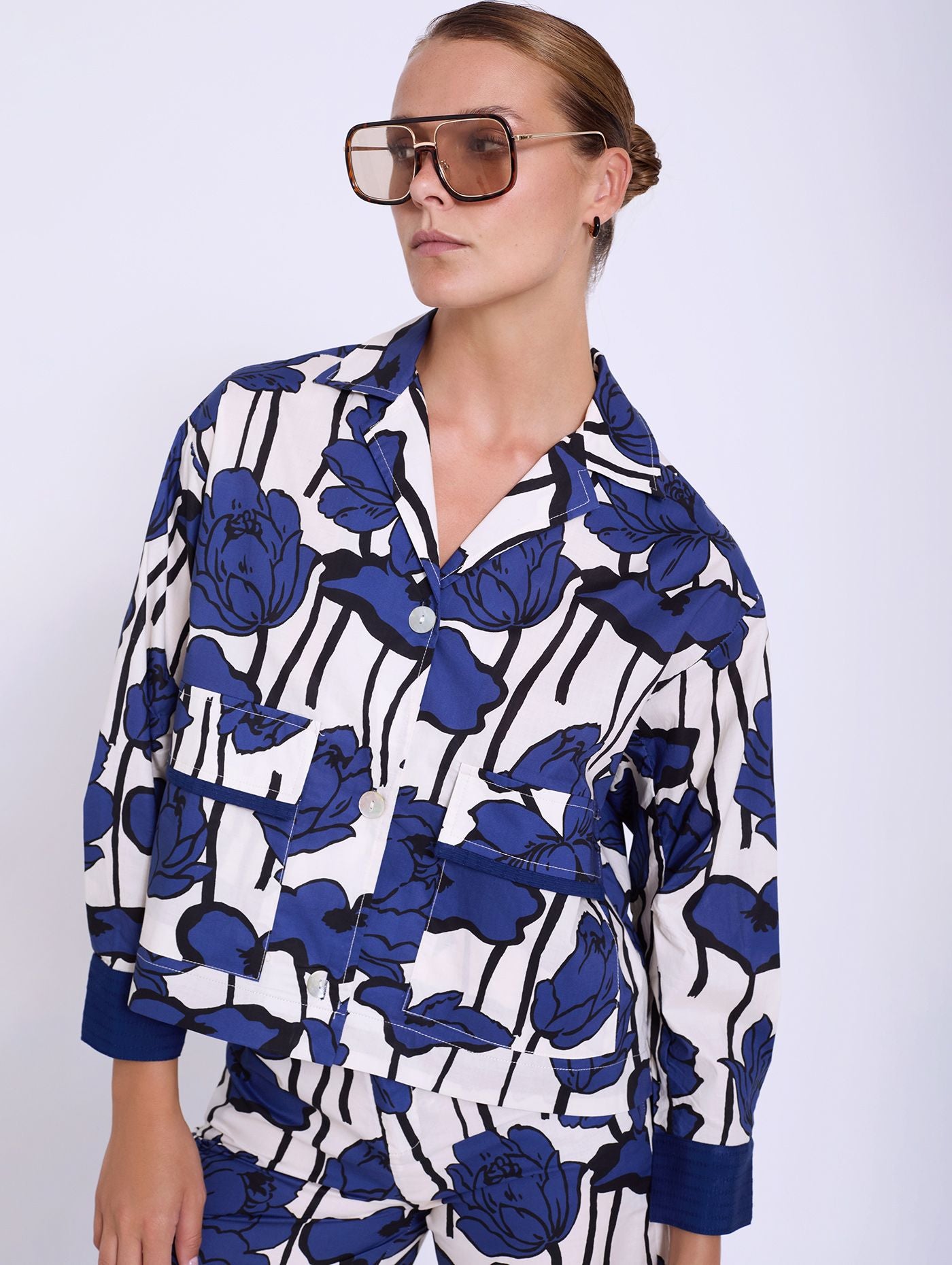 A great light weight floral jacket from Scandi brand SKATIE. A shorter length boxy style with a collar and two front patch pockets. There are contrasting shell coloured buttons to fasten.The bracelet length sleeves have a single button to fasten. A great piece to wear with black or all neutrals.