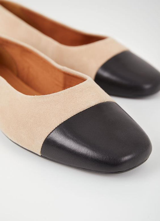 Jolin Duo ballerina flat pump by Vagabond, in beige goat suede and black cow leather. Rounded toe pumps. Versatile and stylish ballet flats.