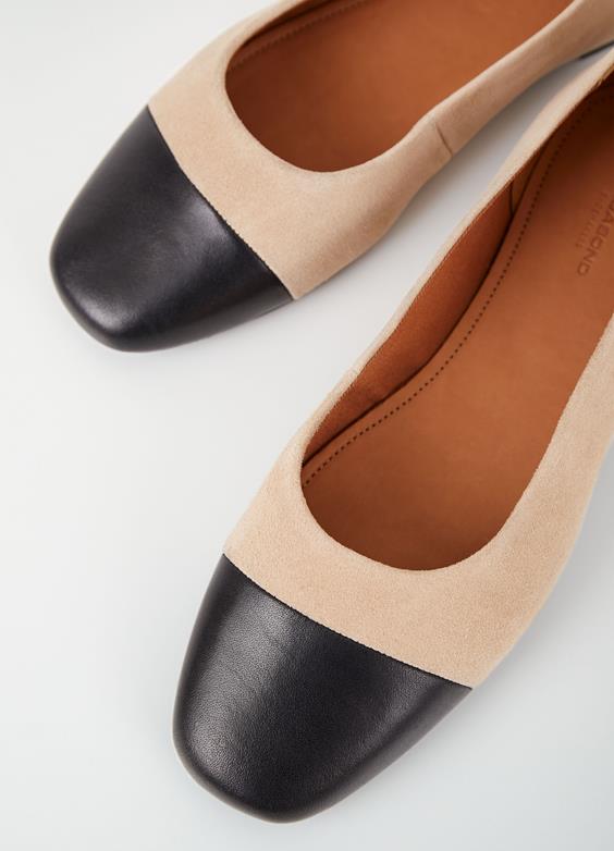 Jolin Duo ballerina flat pump by Vagabond, in beige goat suede and black cow leather. Rounded toe pumps. Versatile and stylish ballet flats.
