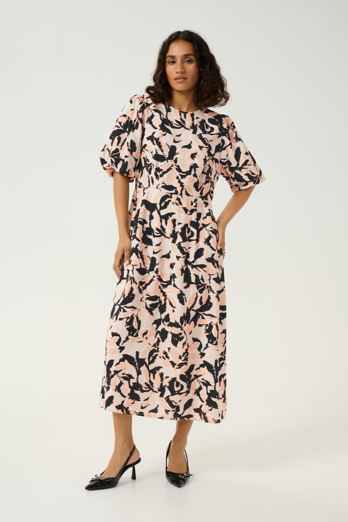 The perfect day dress for Spring from Scandi brand KAFFE. A midi length piece in a bold print with a round neck and short puff sleeve with elasticated finish. Waisted to flatter with a zip at the back and an A line skirt. The fit is true to size.