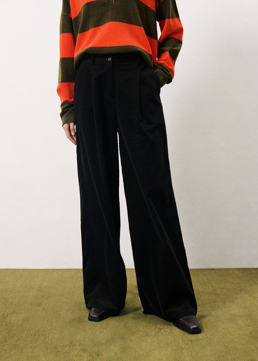 The Philo Trouser from Parisian brand FRNCH are elegant and on trend. They are a wide leg trouser in needle cord with a half elasticated waist for a great fit. There is a zip and two contrasting buttons to close. They have a single pleat either side of the zip and slanted side pockets. The fit is neat so you may want to size up.