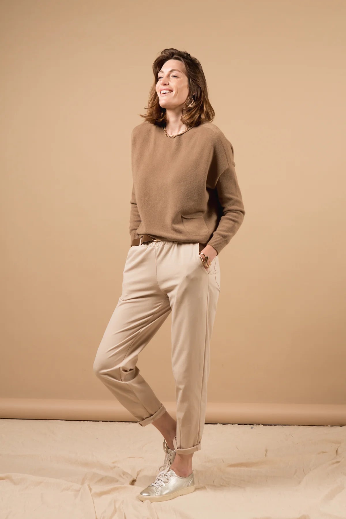Our two-pocket jumper offers effortless everyday style. Available in five versatile colours, it’s lightweight, flattering, and easy to layer—making it a reliable piece for transitional collections and casual wardrobes alike.