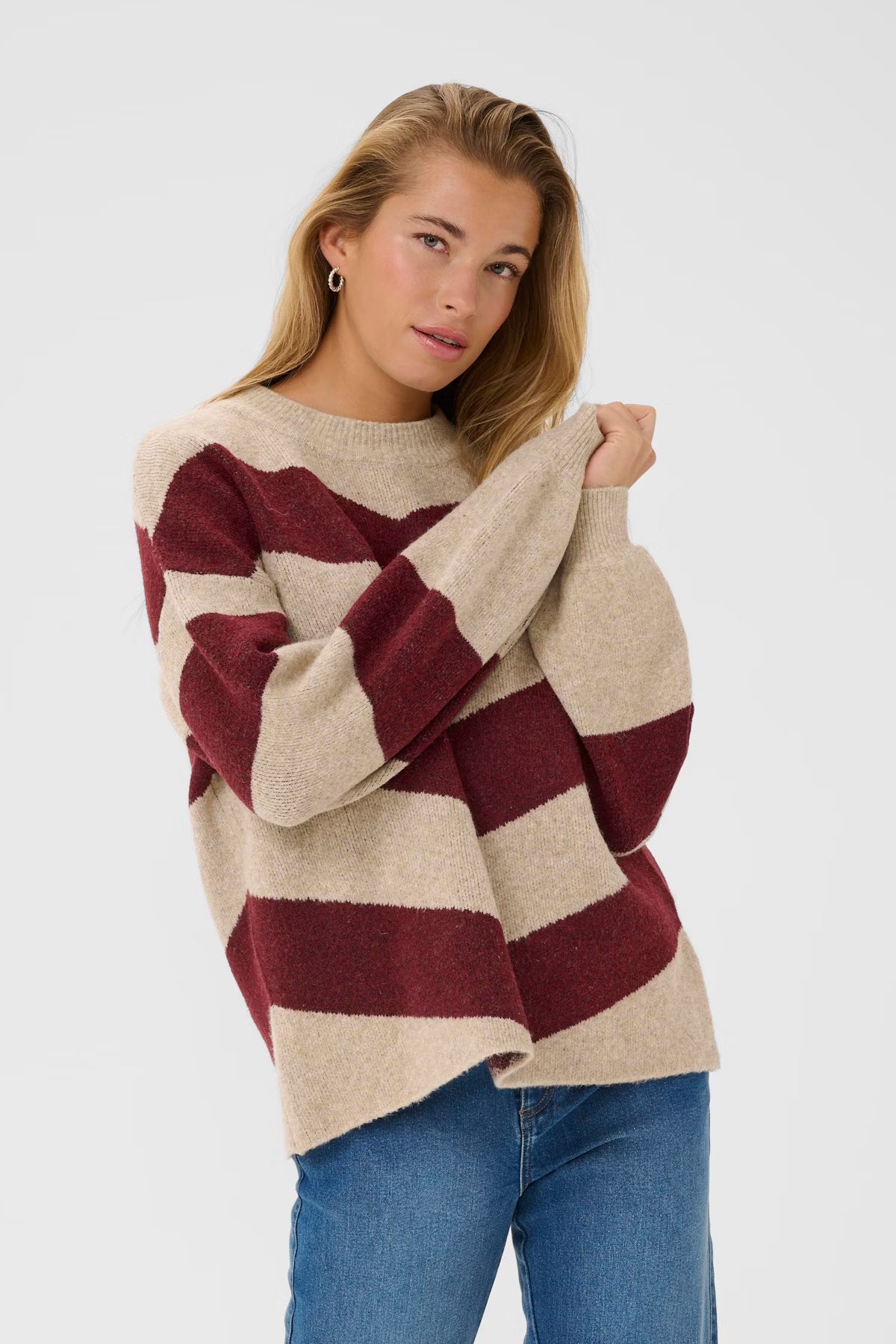 This knitted pullover from KAFFE features a relaxed fit, long sleeves, and a timeless design, making it a versatile addition to any wardrobe. The pullover is crafted from soft materials and is easy to pair with everything from jeans to skirts. The colour of the season too.