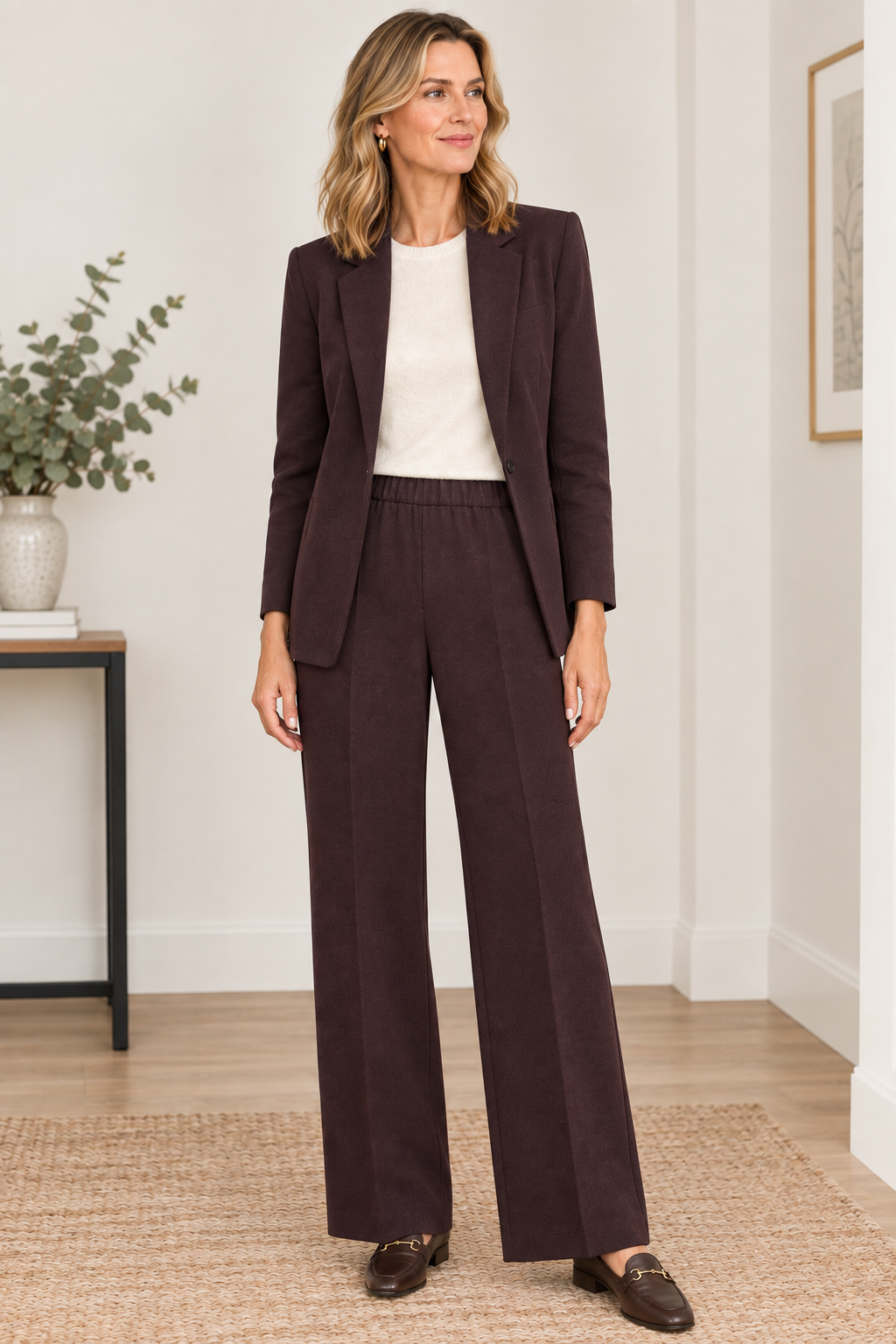 The Editta from German Brand STEHMANN is a great all rounder, perfect for work and play. THis stunning chocolate plum colour is very of the moment. A pull on piece in a straight leg is in a super soft warmer fabric. There are faux pockets at the back and a half elasticated waist.