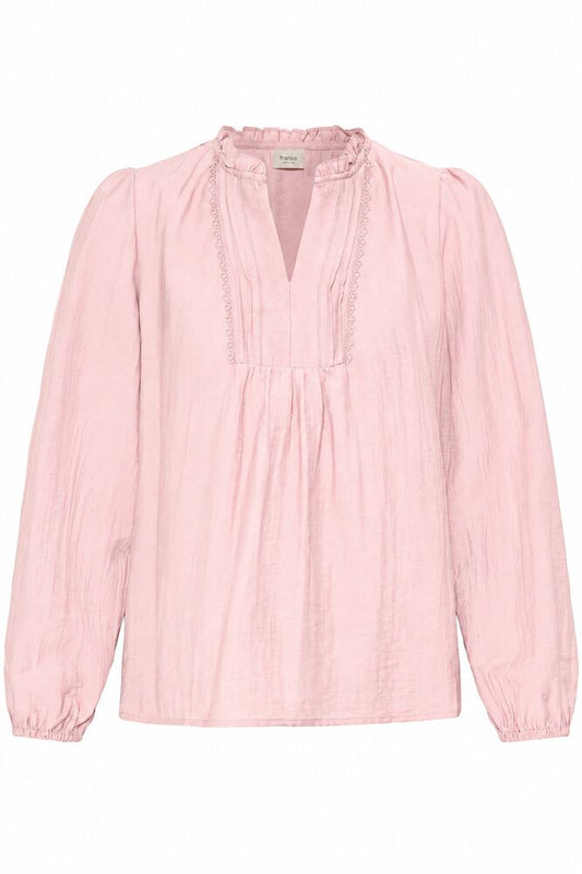 Pretty blouse form FRANSA features a straight, relaxed silhouette with long sleeves and a subtle crinkled texture. V-neckline with delicate trim detail adds an understated touch.