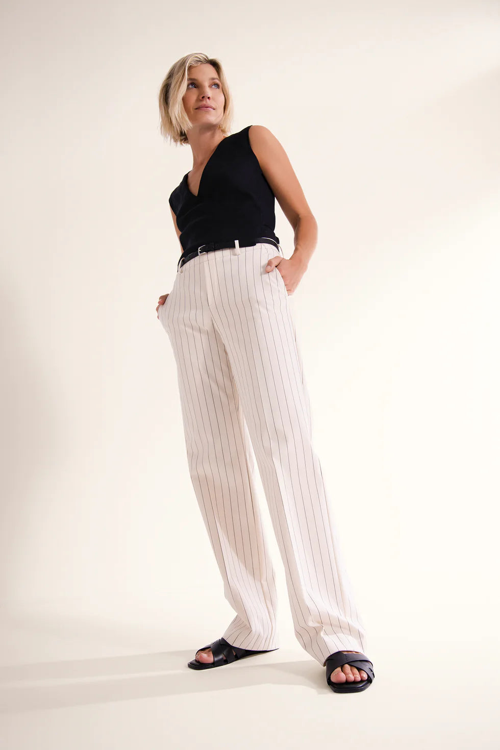 Style Fenja is a classic straight-leg trouser with a pinstripe look. It is designed with belt loops and a pressed crease. Pockets provide comfort.