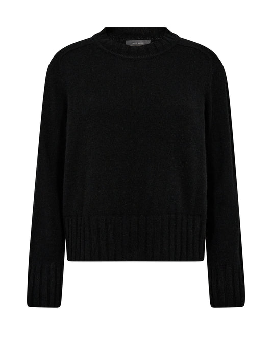 This luxurious sweater from MOS MOSH in a soft cashmere blend offers a timeless and elegant look. Designed in a regular silhouette, it features ribbed details at the neckline, cuffs, and hem for a refined finish. Perfect for effortless layering, it combines comfort and sophistication for any occasion.