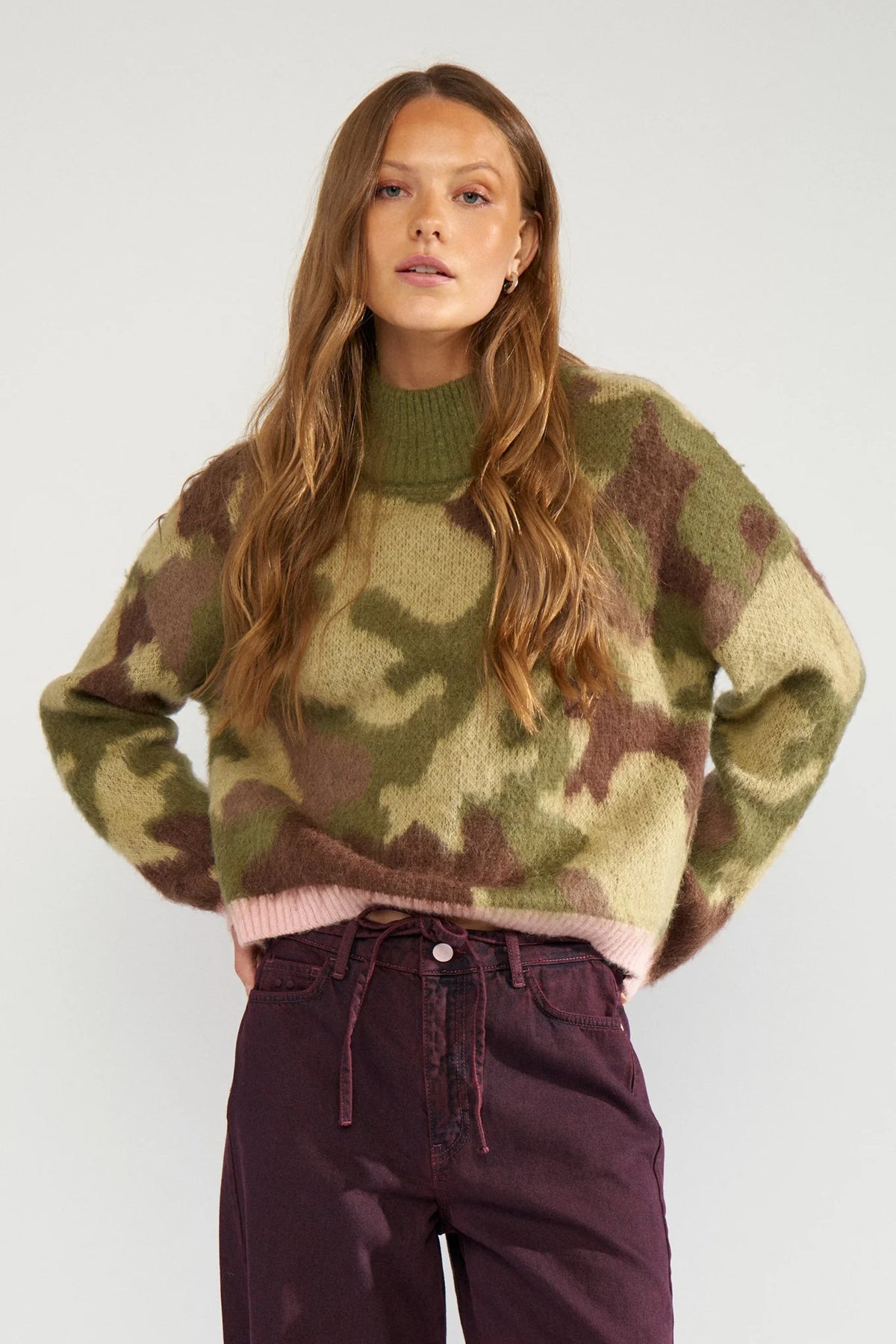 Elevate your everyday layering with the NÜMPH Nucamu Jumper, a sophisticated knit featuring an allover camouflage pattern and refined high neckline. Long sleeves are finished with delicate pale pink trim at the cuffs and hem for a contemporary contrast. This versatile piece offers warmth and durability with an understated style.