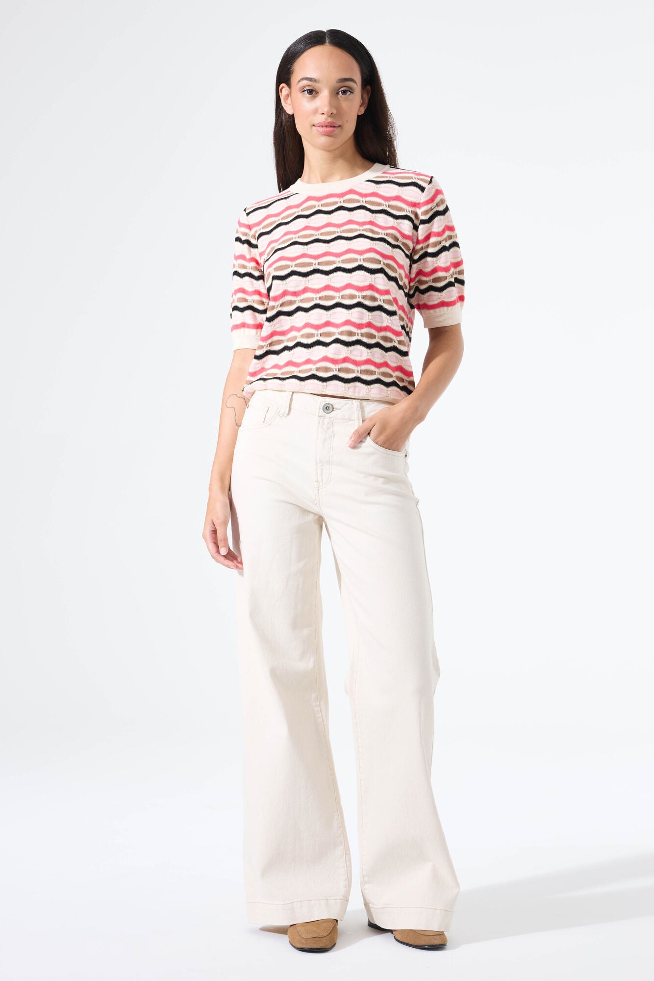 This sweater with a striking pattern is from GARCIA. This sweater features a round neckline, short sleeves, and a regular fit. This item is made of 90% cotton and 10% metallic yarn, which gives it a comfortable and playful appearance.