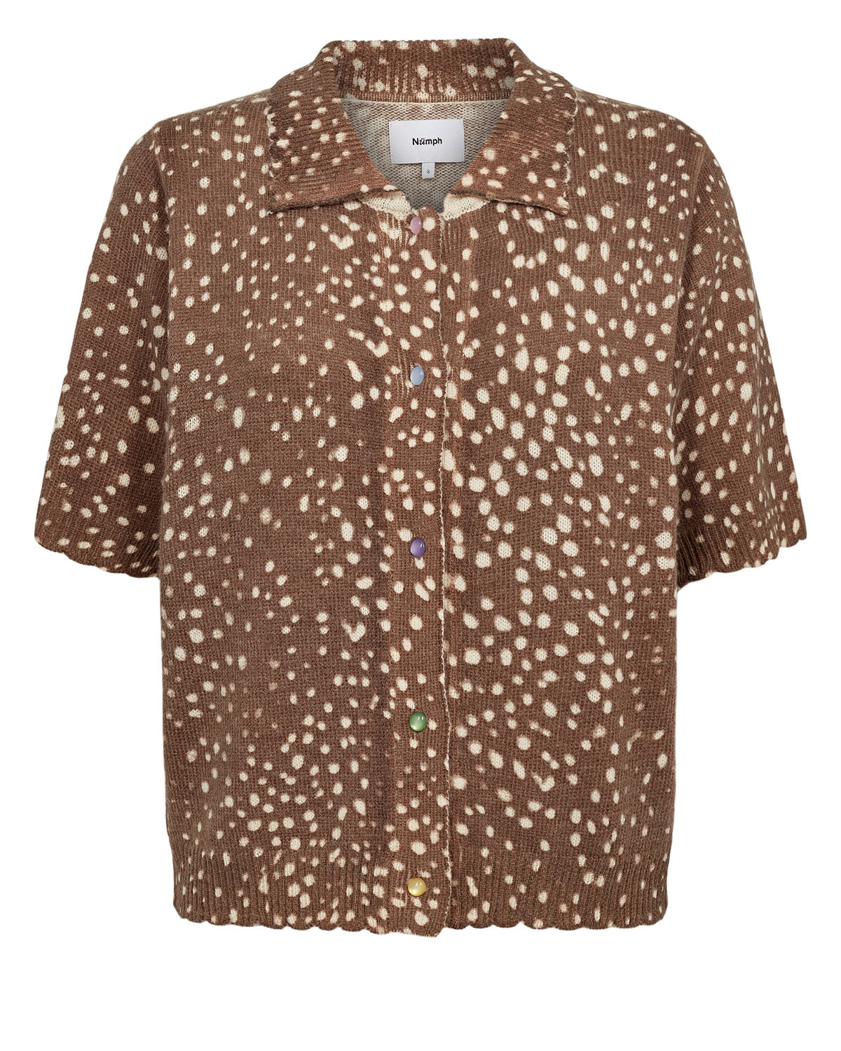 Add a touch of vintage-inspired charm to your wardrobe with the NUAMILIE Knit by Numph. This beautifully soft, short-sleeved knit features a timeless polka dot design, making it an effortless piece to dress up or down.