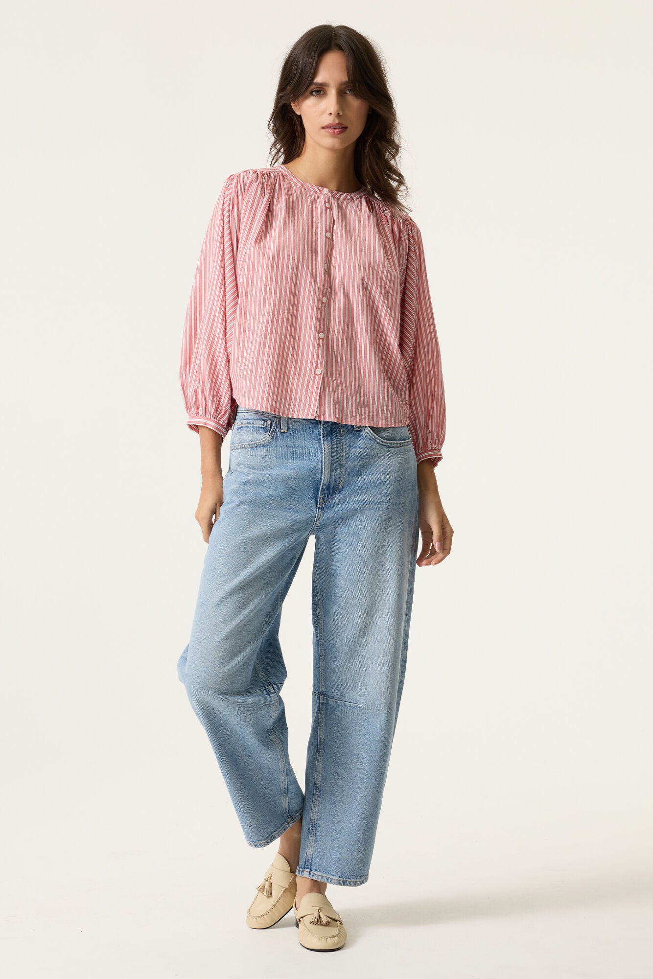 A fabulous blouse with striped pattern from GARCIA. This blouse features a round neckline, long sleeves, and a button closure, and has a cropped length with a generous fit. This item is made of 100% cotton. The sleeve is full and the blouse appears almost bat wing in shape.