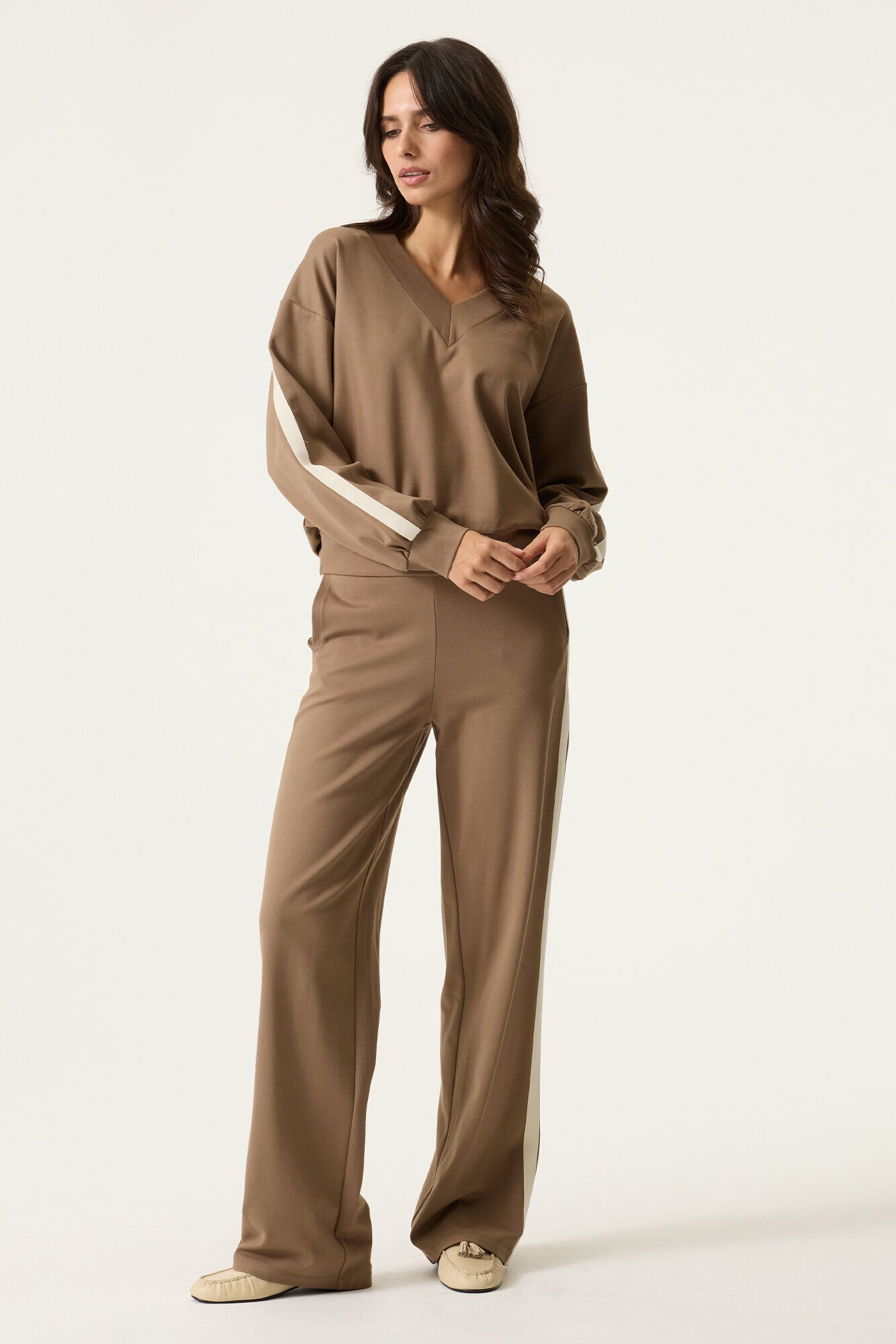 The cropped sweater made of punta di roma with stripe detail is part of the GARCIA collection. This sweater features a V-neck, long sleeves, and a relaxed fit. Finished with ribbed cuffs,neck and hem this is great to wear travelling.