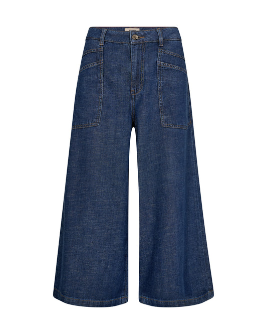 These cropped jeans from MOS MOSH are a fresh take on classic denim with a breezy, wide-leg silhouette. Designed with a high waist and front patch pockets, they offer a modern, relaxed fit that moves effortlessly with you. Perfect for pairing with a tucked-in blouse or a fitted tee for a clean, contemporary look.