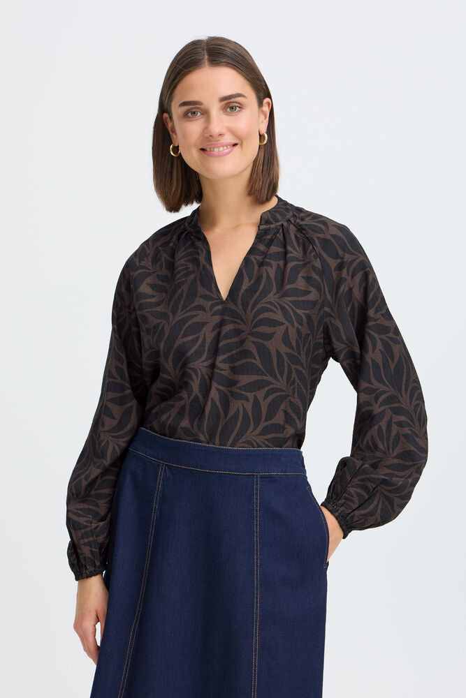 The Ariana blouse from FRANSA is a super notch neck piece in a gorgeous black and fudge coloured print. There are long sleeves with an elasticated cuff. The fit is true to size.