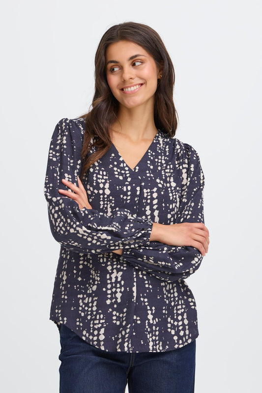 A great blouse in a floaty fabric from Scandi brand FRANSA. The V shaped neckline flatters and the long sleeves have an elasticated cuff. The rounded hem finishes this off simply. Easy to wear for workwear or equally nice with your favourite jeans.