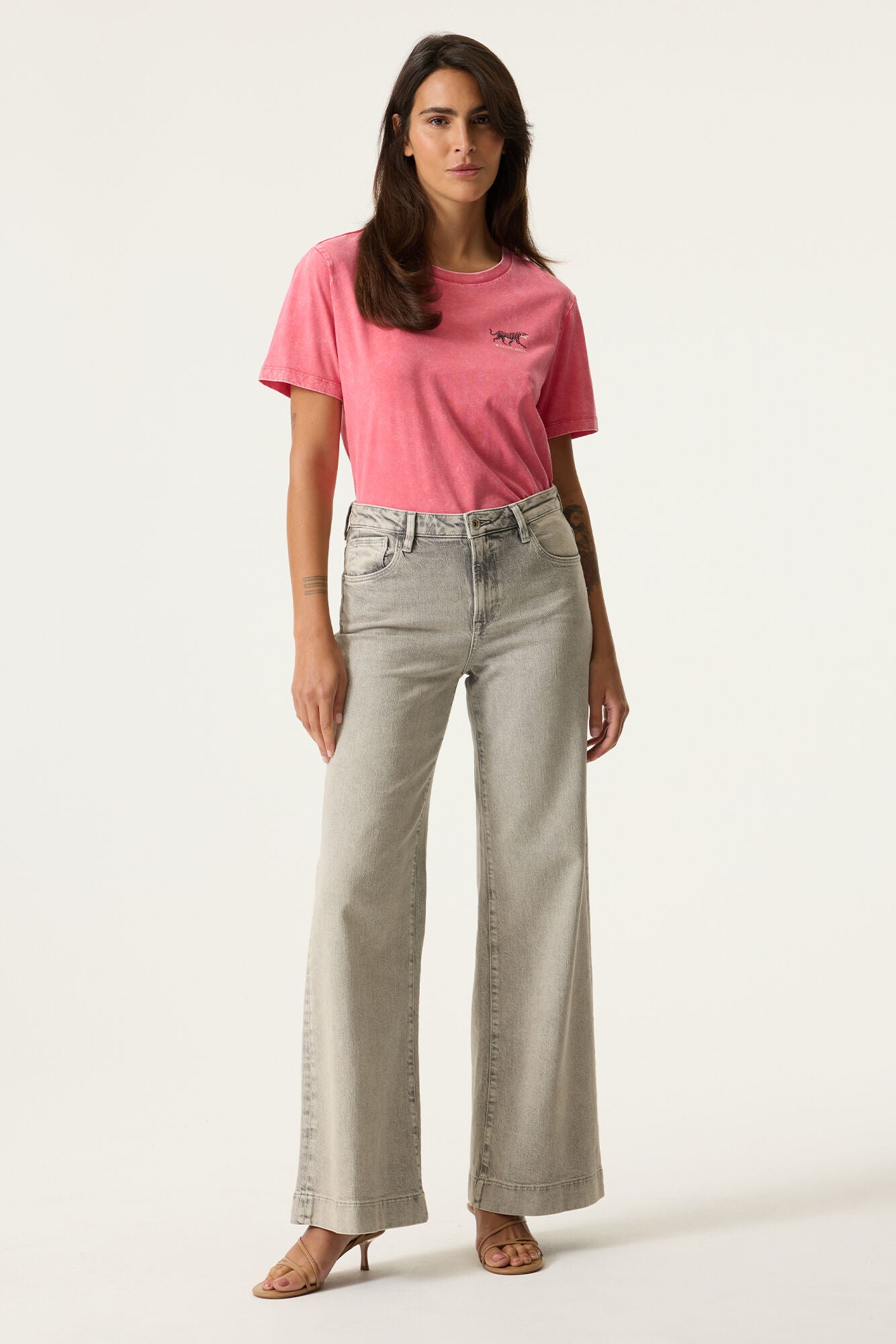 T-shirt with a subtle chest print. This T-shirt from GARCIA has a round neck, short sleeves, and a relaxed fit. This item is made of 100% cotton.
Better Cotton is an initiative that works globally for better conditions in the cotton industry.