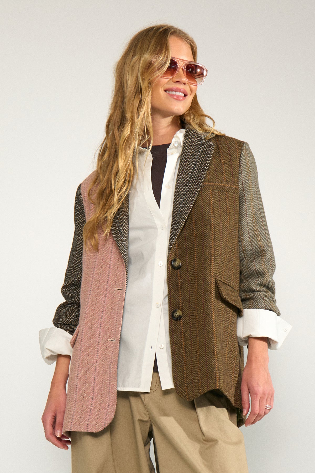 Designed with a contemporary, slightly oversized silhouette, it features notched lapels, a double-button front fastening, patch pockets and long sleeves with buttoned cuffs. The contrasting panels continue across the back, giving the blazer an eye-catching finish from every angle.