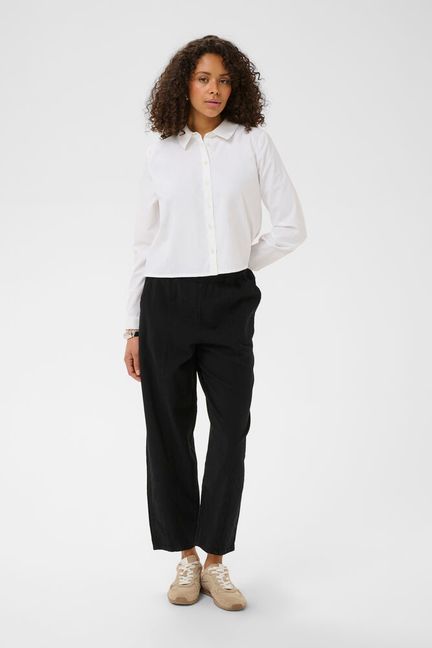 Kaffe KAnaya Barrel Pants are a masterclass in contemporary silhouette, designed for the woman who wants to move beyond the standard skinny or straight-leg cut. These pants feature the trending “barrel” or “horseshoe” shape—curving out slightly at the thigh and tapering back in at the ankle—to create a look that is both architectural and incredibly comfortable. Fits true to size.