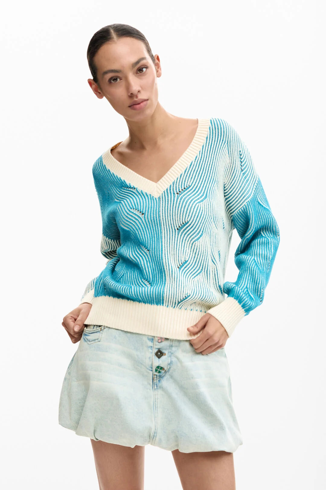Fine knit sweater with V-neck and blue and white leaf pattern from Spanish Brand DESIGUAL. Design with white edges on the neck, cuffs and hem. The fit is true to size.