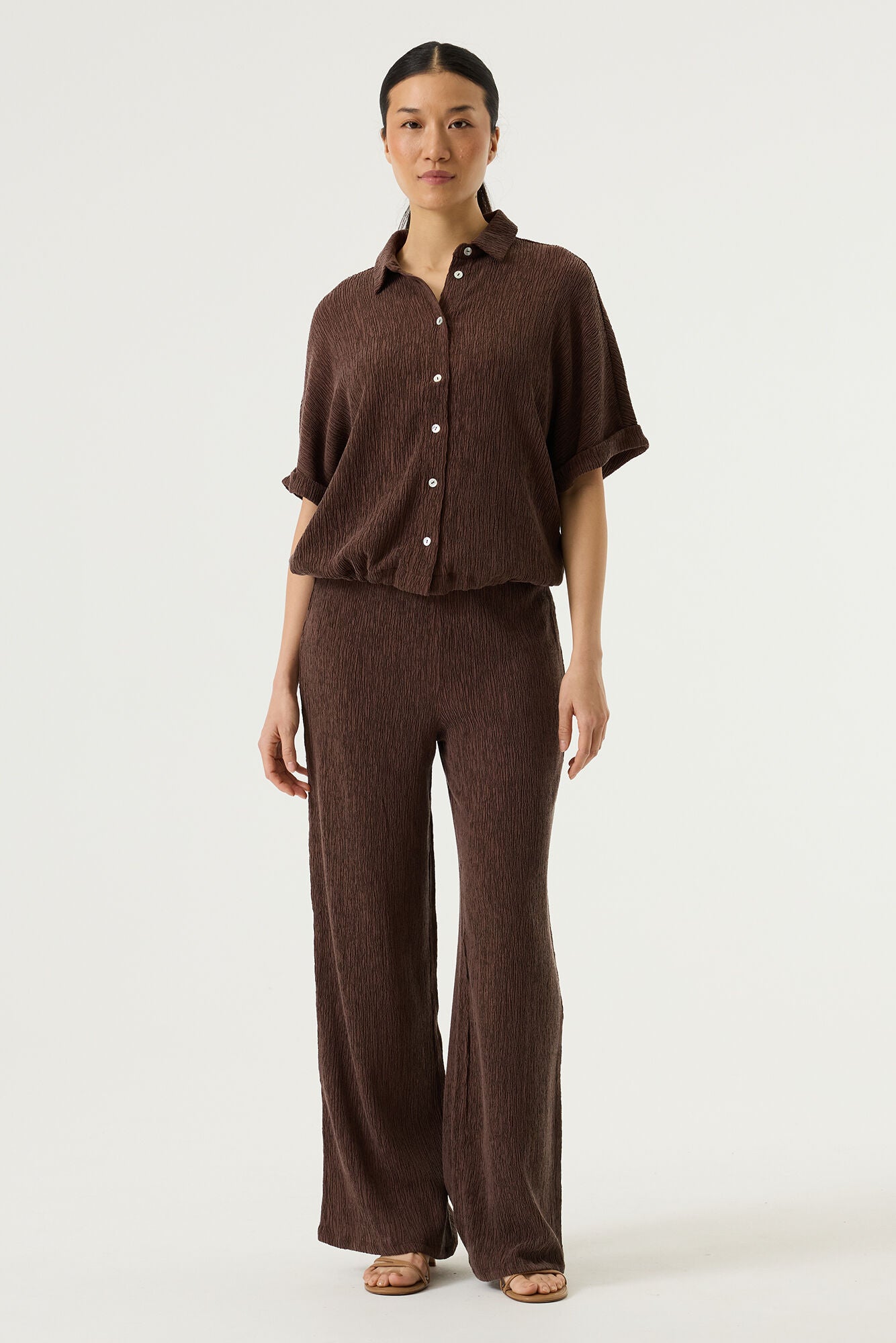 A textured pull on trouser from GARCIA in Earth Brown. Thick comfortable waistband and full length with a wide leg. The fit is true to size.