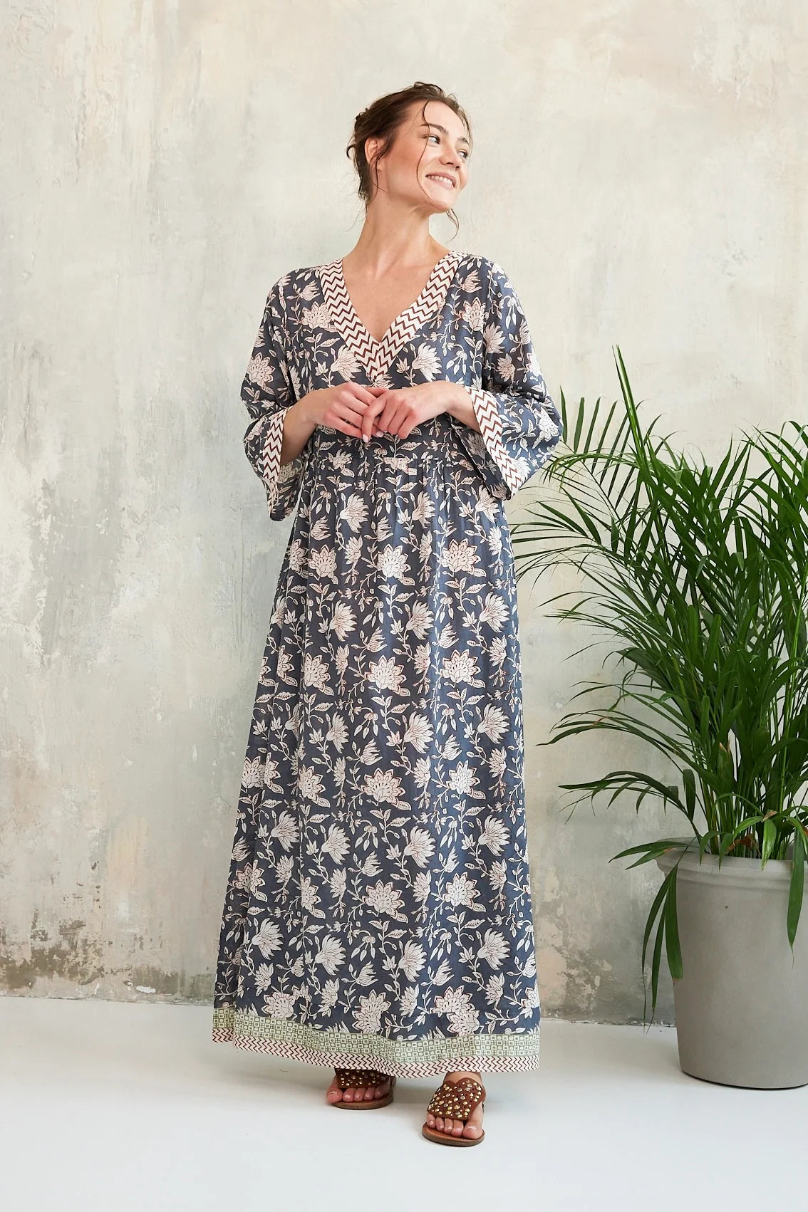 This stunning dress from French brand CHICO SOLEIL is a perfect summer piece. Not only is it light and comfortable but is also adds a bohemian touch of fun to your Summer wardrobe. The contrasting trim around the V neck and cuffs add details of fantasy and elegance. A fine fabric to keep cool during the Summer and on a hot holiday .