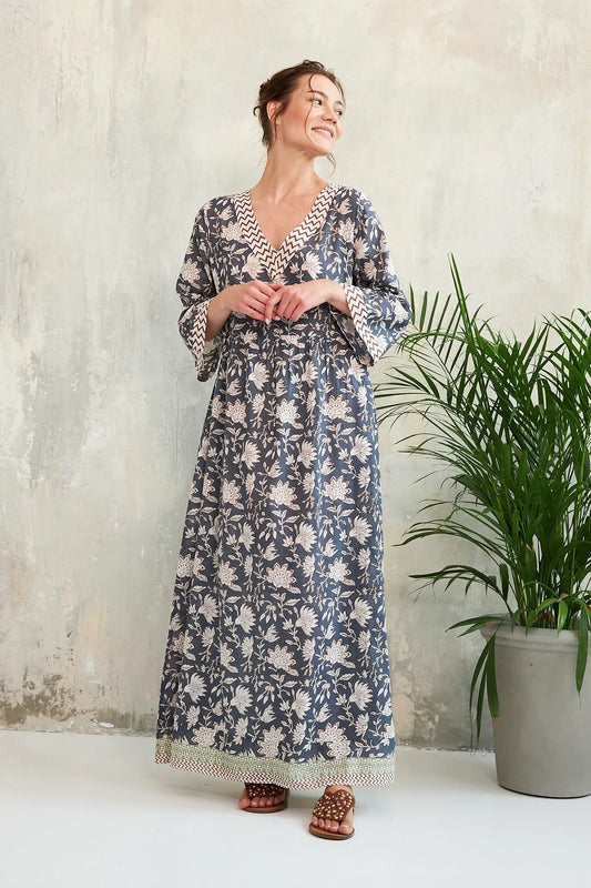 This stunning dress from French brand CHICO SOLEIL is a perfect summer piece. Not only is it light and comfortable but is also adds a bohemian touch of fun to your Summer wardrobe. The contrasting trim around the V neck and cuffs add details of fantasy and elegance. A fine fabric to keep cool during the Summer and on a hot holiday .
