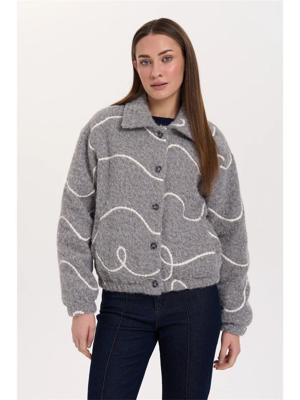 A relaxed-fit grey jacket with a contrasting wave pattern. The soft, textured surface gives the jacket a cosy look. A classic collar, a full button fastening and side slip pockets complete the design. The elasticated hem creates a slightly voluminous fit.