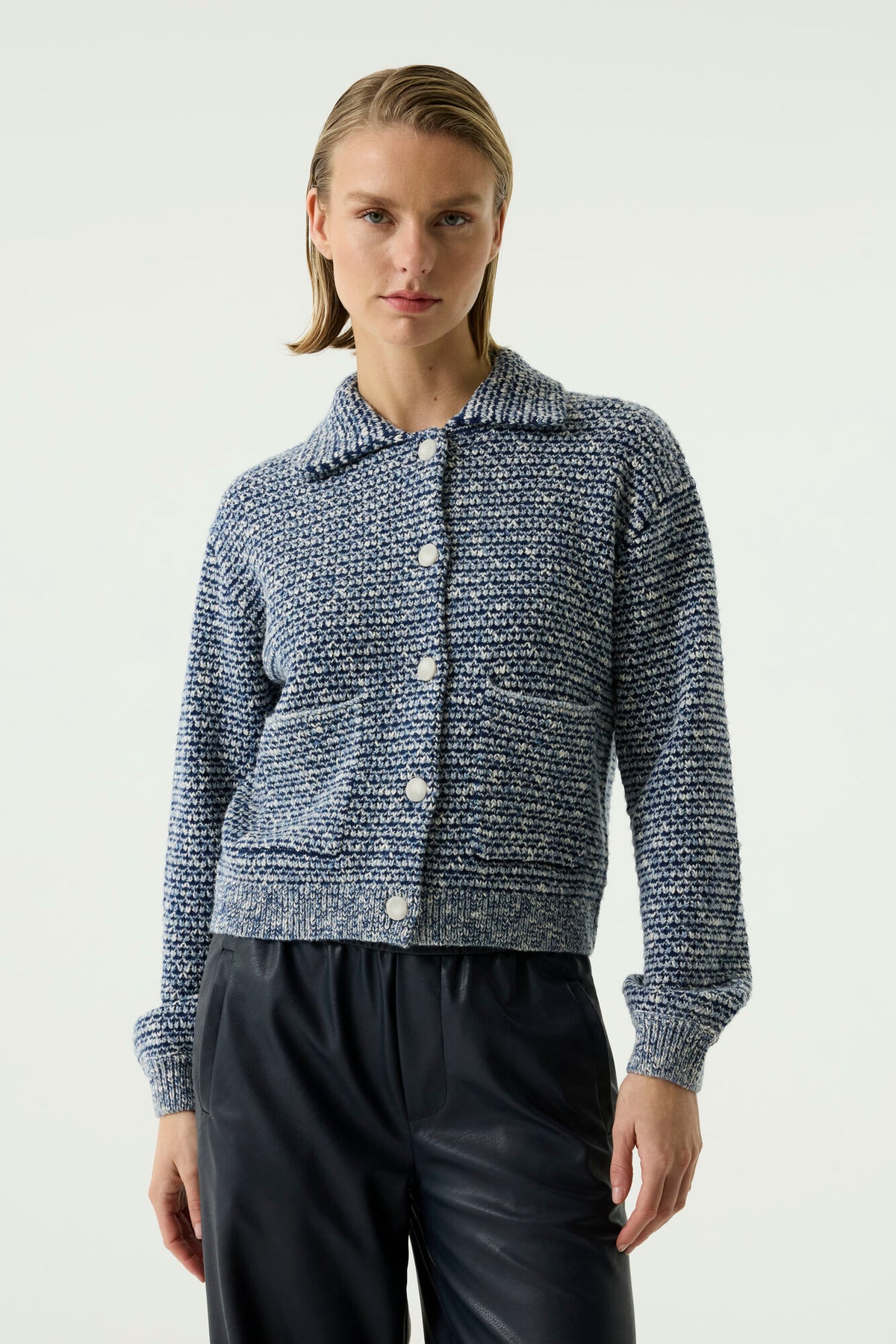 A knitted cardigan form GARCIA with a unique twist. This cardigan features a collar, a button closure, long sleeves, and a regular fit. This item is made of 59% acrylic, 30% cotton, 8% polyester, 2% elastane, and 1% metallic yarn. Better Cotton is an initiative that works globally for better conditions in the cotton industry.