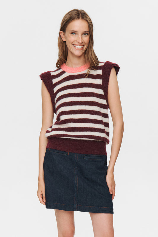 A typical piece of knitwear from NUMPH with that point of difference we all love. Wear on it's own now or over a shirt or long sleeves T shirt in Winter. A classic Tank shape in a thick burgundy and cream horizontal stripe with a contrasting trim around the round neck.