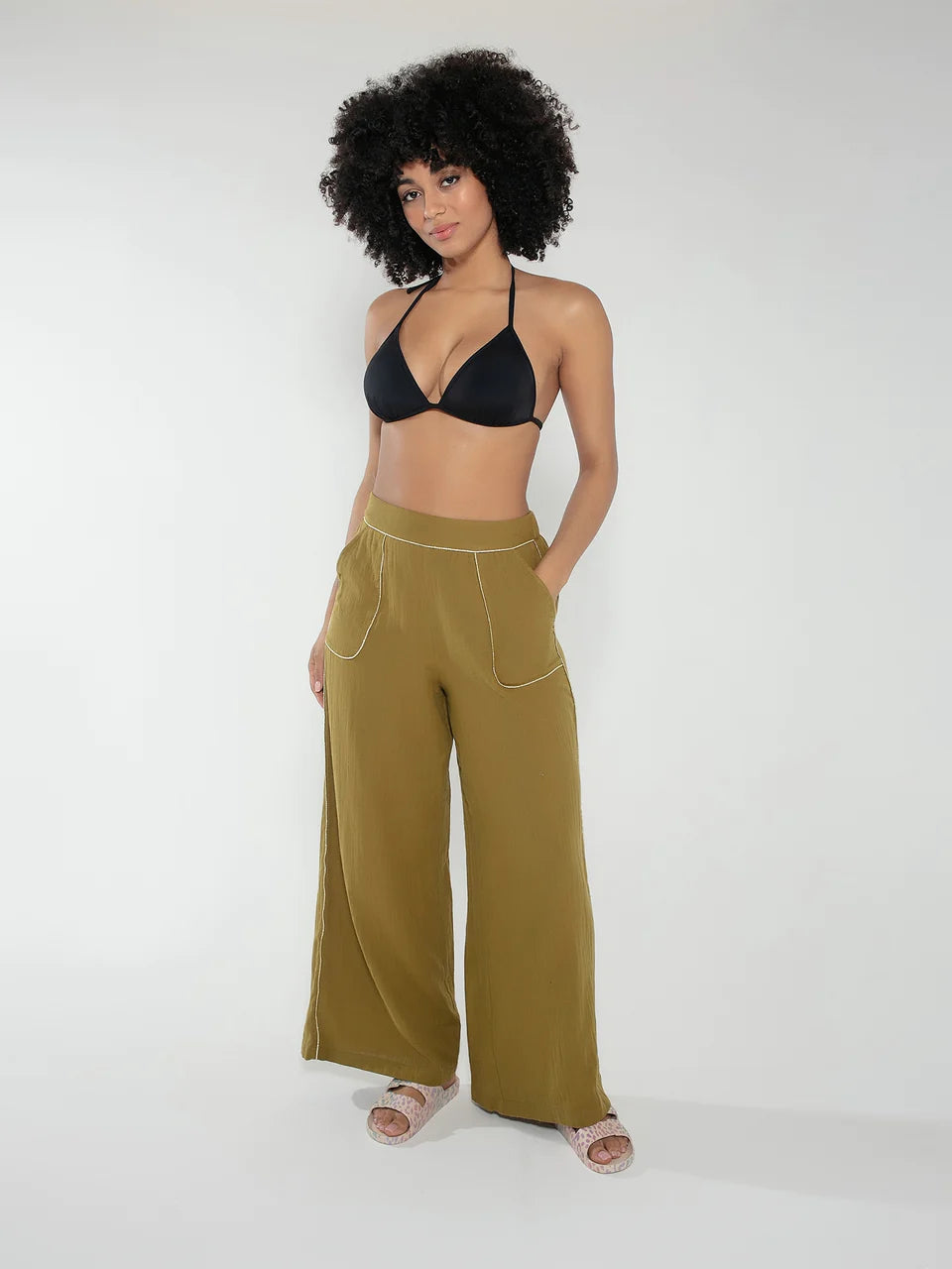 Nooki Design invites you to embrace the spirit of spring with the launch of the Clipper Trousers in Olive – where comfort meets chic. Designed for the stylish woman who loves to have fun, these trousers are 100% cotton and come with practical pockets. Let's dive into the details that make the Clipper Trousers the perfect addition to your spring wardrobe.