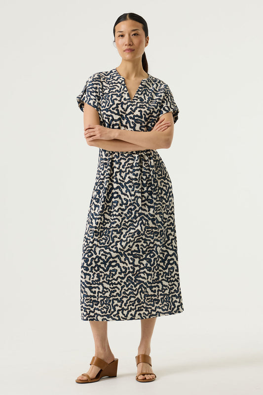 A lovely V neck dress with capped sleeves from GARCIA. With an elasticated waist this dress is a perfect fit. It in midi length with a small split at each side. Perfect for day wear but also easily dressed up for an occasion. There is a slight stretch in the textured fabric and it has a tie belt.