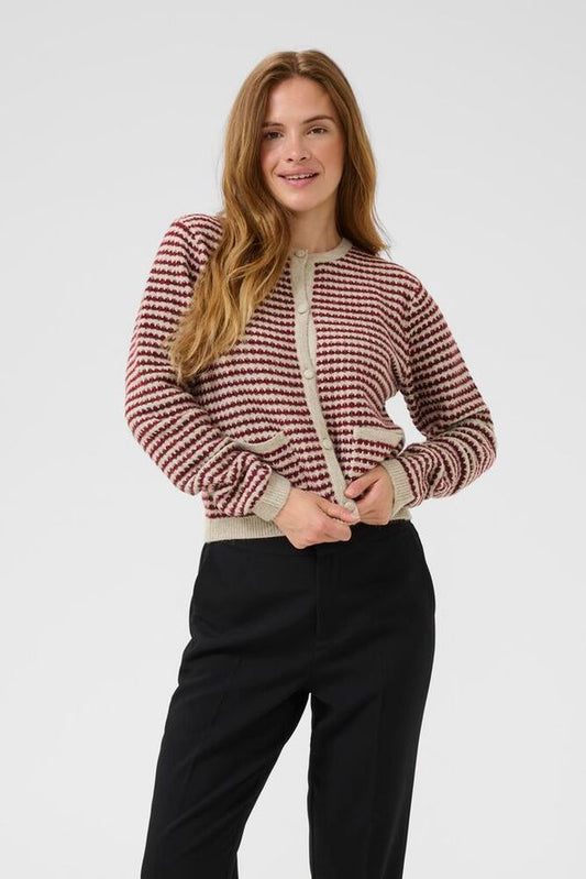 The best selling Ellery Cardigan from Scandi brand KAFFE is now in this on trend wine colour. A boxy knit cardigan with button front in a neutral and wine combination. Two little pockets complete the "chanel style" look. The fit is true to size and boxy.