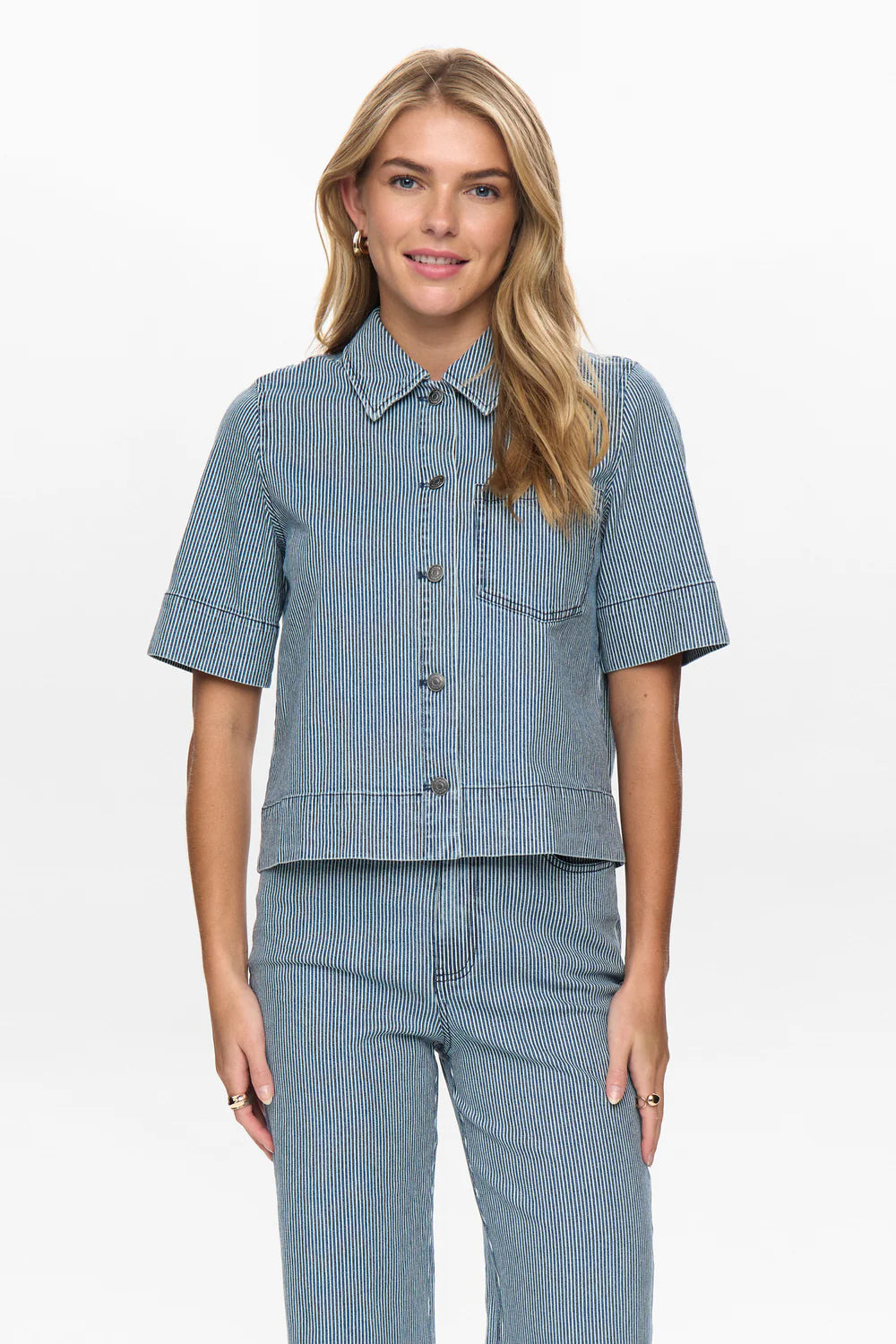 The NÜMPH NUERINA SHIRT delivers effortless style with its relaxed boxy silhouette that flatters all body types. Crafted from a premium cotton-elastane blend, this versatile piece offers comfort and subtle stretch for all-day wear. Perfect for layering or wearing solo, the generous cut creates a contemporary, laid-back aesthetic that works across seasons. A wardrobe essential that transitions seamlessly from casual to smart-casual occasions.