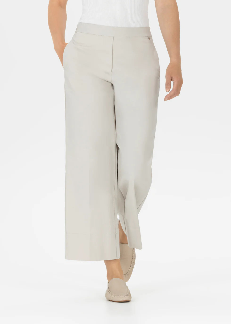 Style Fabienne is a wide pull-on culotte with side pockets and a pressed crease. The loose leg is finished with a wide stitched hem.