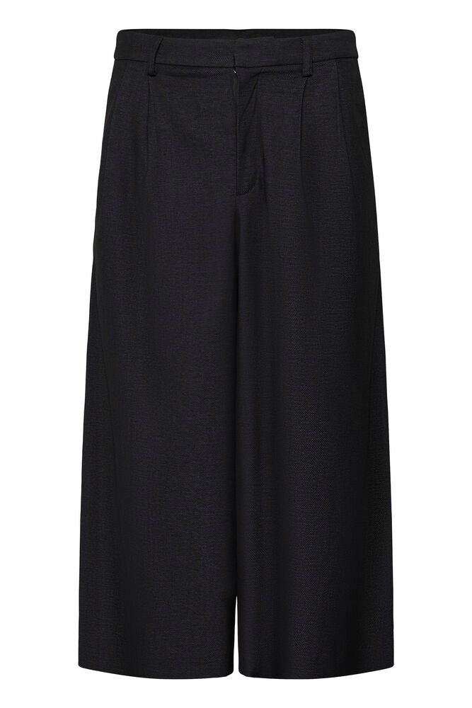 Effortlessly chic culottes that nail the modern silhouette. These KAFFE KAgabby pants feature a high-waisted, cropped wide-leg cut that works for everything from office days to weekend outings. The dark grey melange tone is endlessly versatile and pairs with practically anything in your wardrobe.