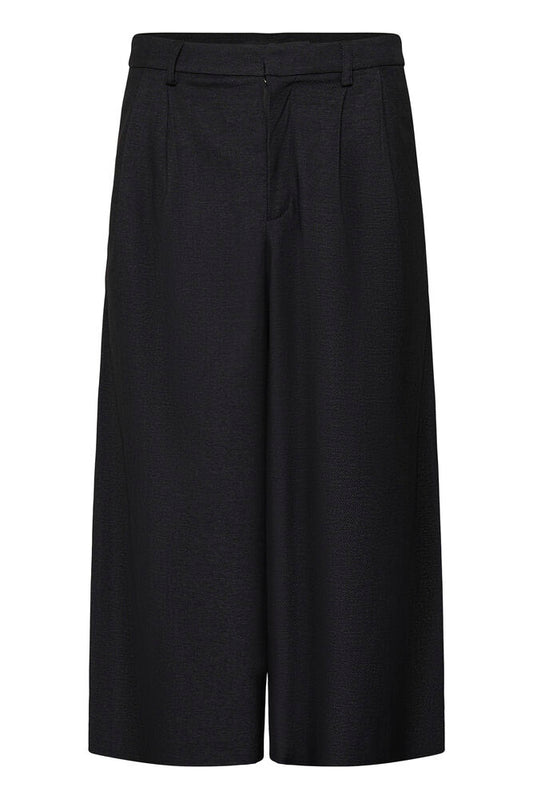 Effortlessly chic culottes that nail the modern silhouette. These KAFFE KAgabby pants feature a high-waisted, cropped wide-leg cut that works for everything from office days to weekend outings. The dark grey melange tone is endlessly versatile and pairs with practically anything in your wardrobe.