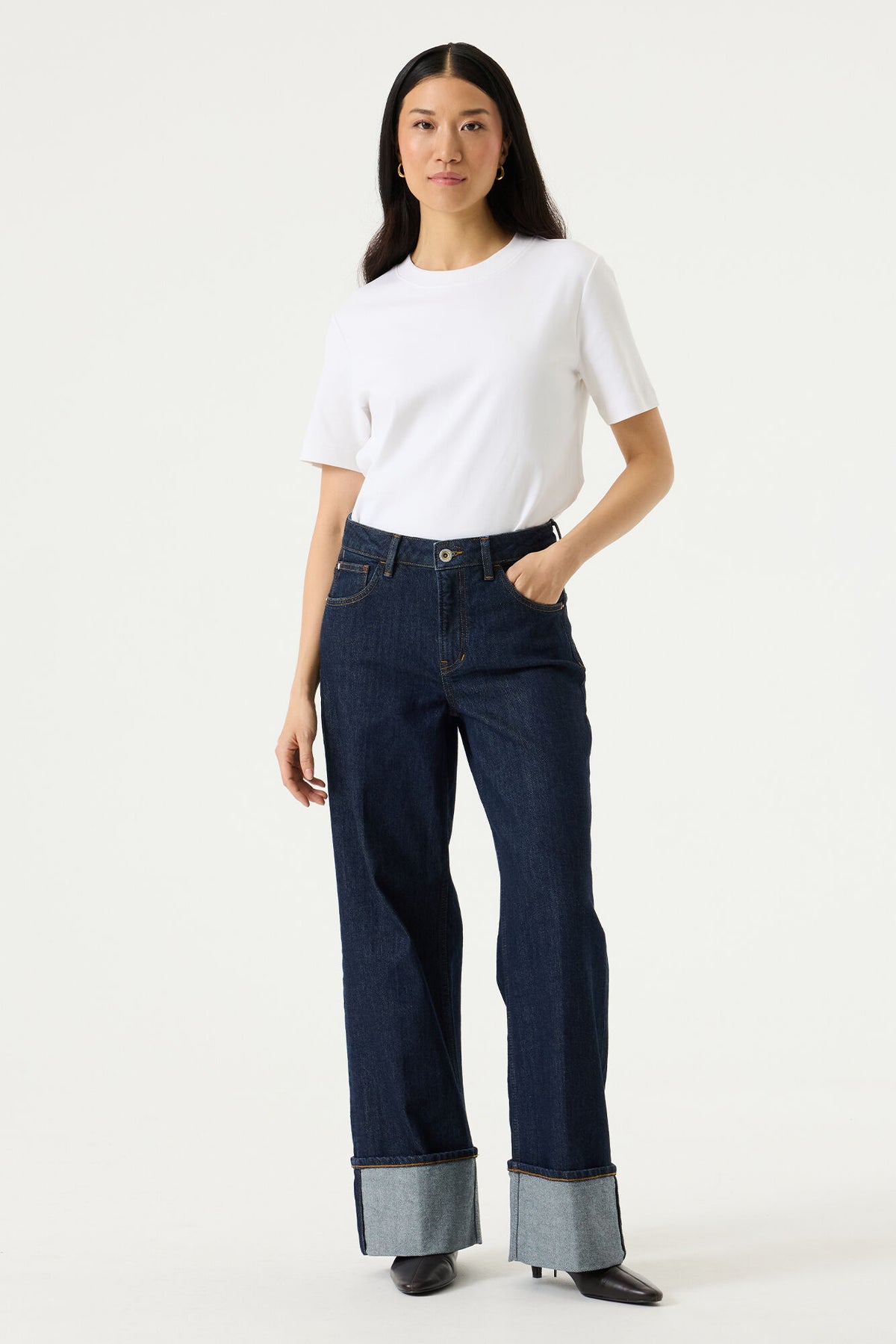 The Celia 249 is a wide fit jeans from GARCIA, this 5-pocket model features flared legs. These jeans have a mid-rise waist and a button and zipper closure.
