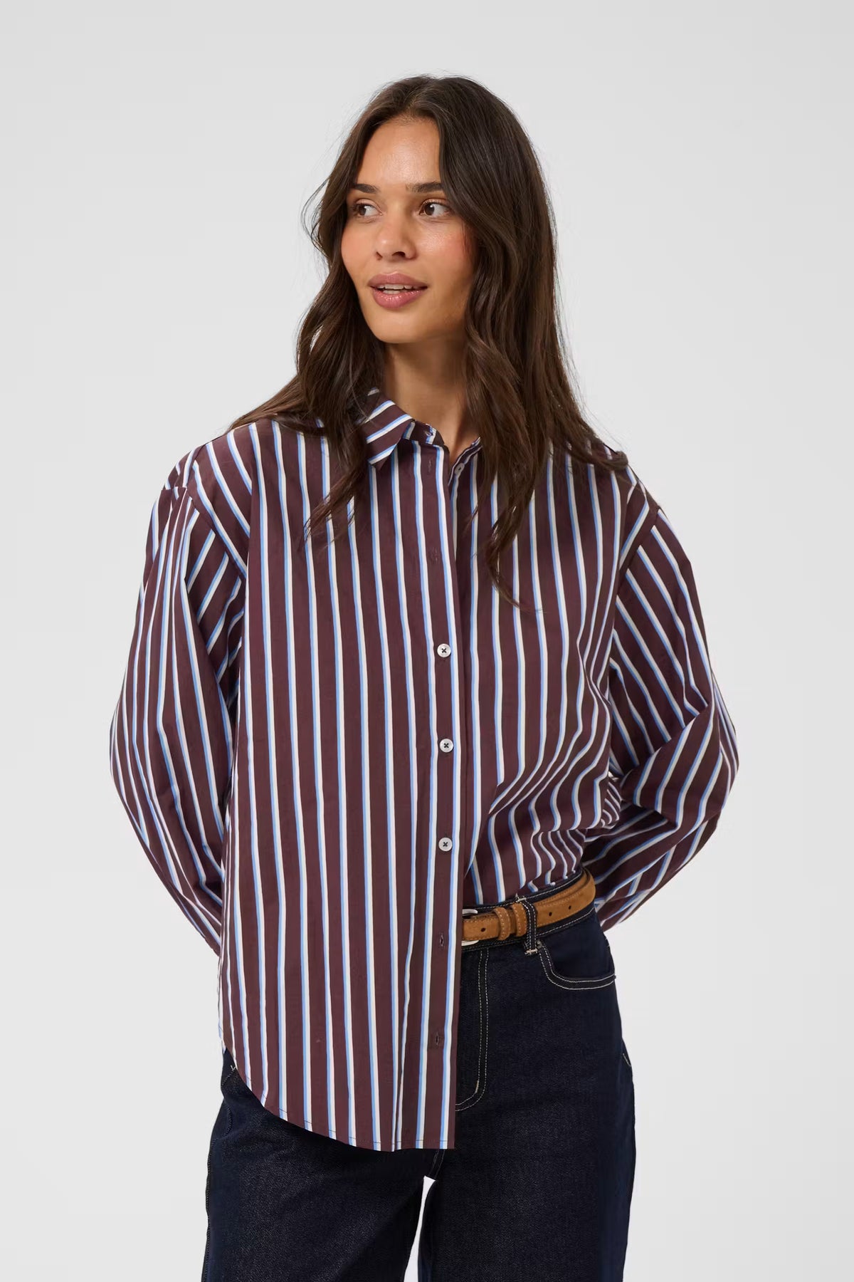 This beautiful striped shirt is from KAFFE with a relaxed fit, classic collar and button front. Long sleeves feature buttoned cuffs. Curved hem adds a modern touch to this versatile look. The fit is oversized.