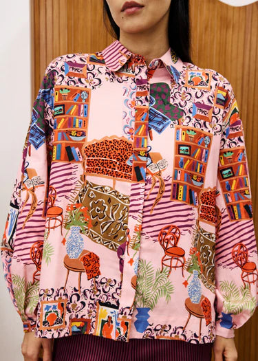 This piece is typical of FRNCH styling and that point of difference they continue to offer. This blouse screams Parisian chic with a print in multi colours on a beautiful pink background. An A shaped piece with a balloon sleeves with a button cuff in a lovely sustainable fabric. The fit is oversized.