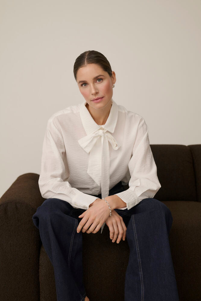 A stunning dressy piece from Scandi brand KAFFE. This is a simple shirt style blouse with a super on trend pussy bow. With a long sleeve and two button cuff, perfect worn with denim or styled up for the office. The fabric is textured for that point of difference.