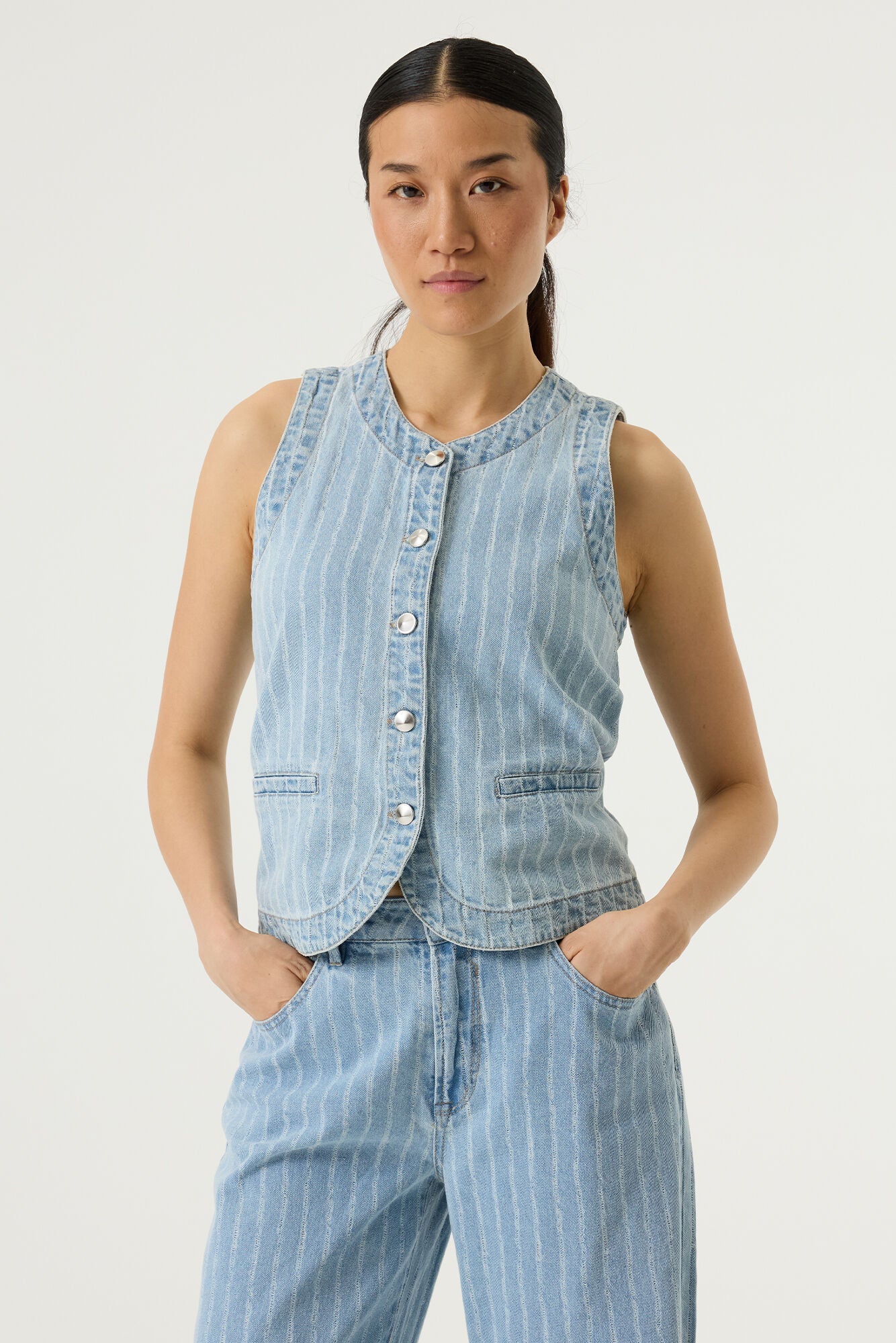 A super cool denim pinstripe waistcoat from GARCIA. This collarless piece has silver coloured buttons to fasten and two faux pockets at the hem. Fitted in style yet true to size.