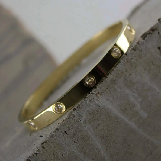 "Get ready to add some sparkle and shine to your wrist with our Joy Waterproof CZ Crystal 2MM Chain Bracelet. This timeless tennis bracelet features 18K gold plating and is perfect for layering with your favourite bracelets. Guaranteed to make you feel like a true champion!"