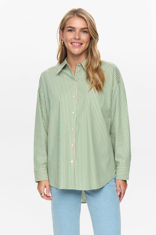 The Numph Hailey Shirt in Hydrangea is a clean, understated take on a classic silhouette. Designed without embellishment for a more minimal look, this women’s blue shirt features a relaxed yet refined fit, making it easy to style for both work and everyday wear. Crafted from a soft, lightweight fabric, it offers all-day comfort with effortless polish.