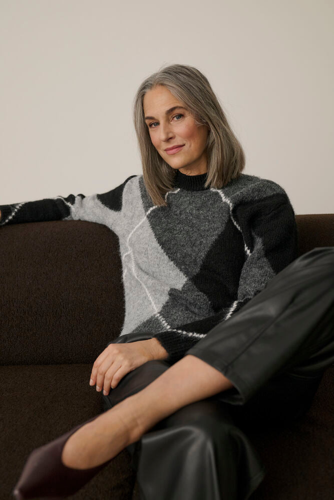 This sweater ffrom KAFFE features an oversized diamond pattern across the body and sleeves, giving it a bold graphic look. The silhouette is straight with a slightly cropped length, finished with a round neckline, long sleeves and ribbed edges.
