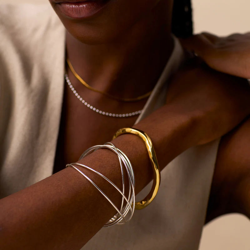 Update your wrist stack with the polished hammered bangle from ORELIA. Featuring a polished finish and a textured hammered design, Its refined yet modern look makes it a perfect addition to any jewellery collection, ideal for layering or wearing solo.